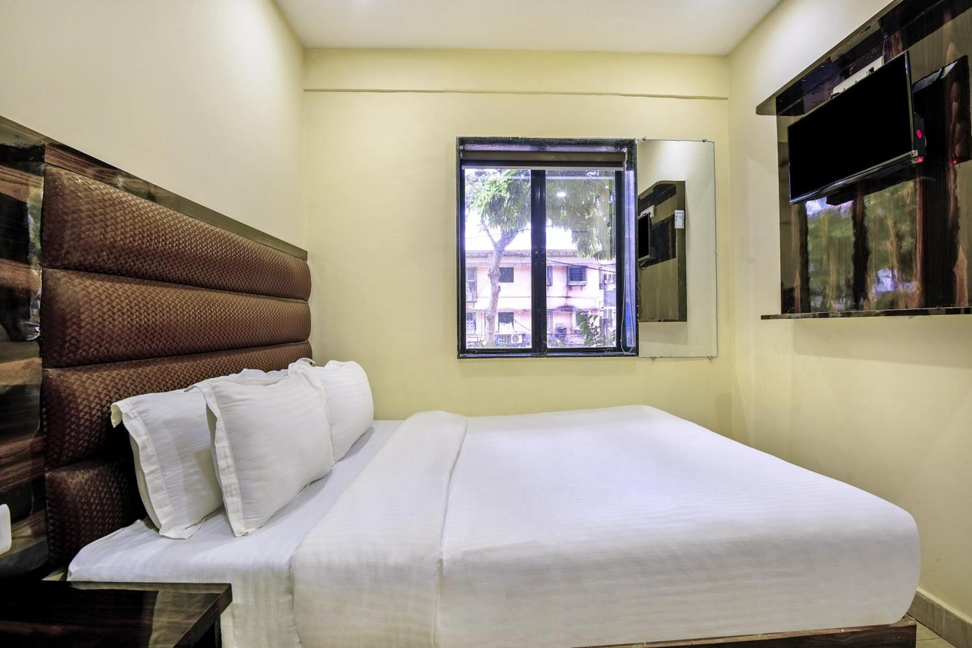Hotel Deluxe Mumbai Exterior photo